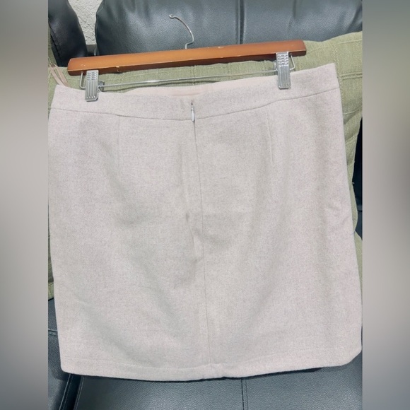 J. Crew  women’s mini skirt size 6 
Waist 15”
Length 17” - Picture 6 of 8